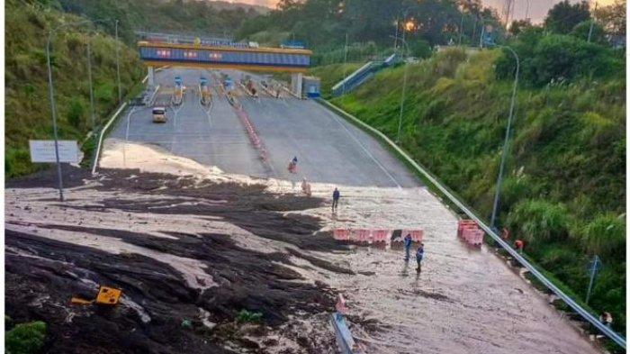 Foto kondisi Kilometer 37  Jalan Tol Manado - Bitung yang tertutup longsor, Selasa (9/4/2024)