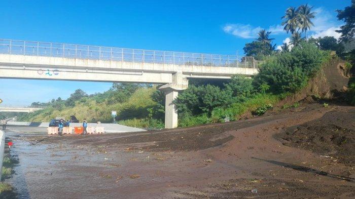 Foto kondisi Kilometer 37  Jalan Tol Manado - Bitung yang tertutup longsor, Selasa (9/4/2024)