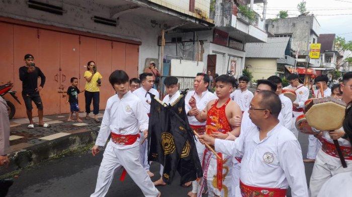 CAP GO MEH - Tangsin Vincent dalam prosesi Tiam Hio sebelum Cap Go Meh di Kampung Cina, Manado, Sulawesi Utara, Rabu (12/2/2025). Tang Sin dari generasi Goomers hingga Gen Z bakal diarak keliling Manado.