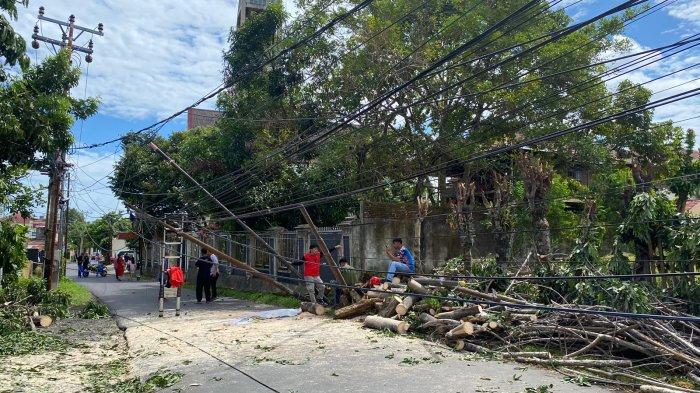 DLH Manado dan warga membersihkan pohon tumbang di sekitar GMIM Jemaat Sumber Berkat Malalayang Satu Timur, Jalan Krida, Malalayang, Manado, Sulawesi Utara.
