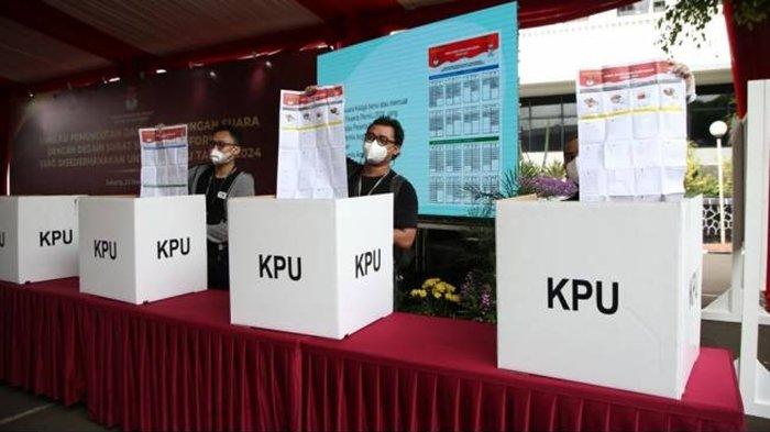 Gaji bagi petugas KPPS Pemilu 2024. Naik sekitar Rp 500.000. Total Rp. 1.100.000 - Rp 1.200.000. Foto ilustrasi petugas KPPS di TPPS.