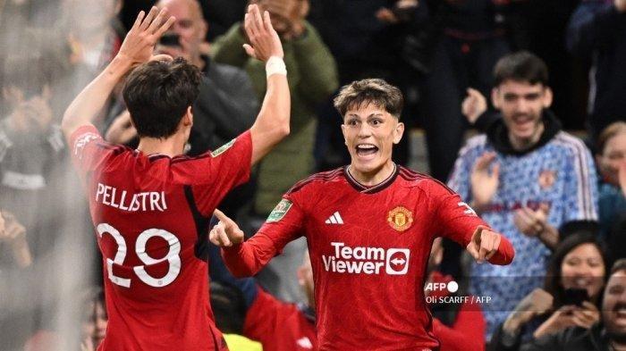 Gelandang Manchester United #17 Alejandro Garnacho merayakan gol selama pertandingan Carabao Cup melawan Crystal Palace di Old Trafford pada 26 September 2023.