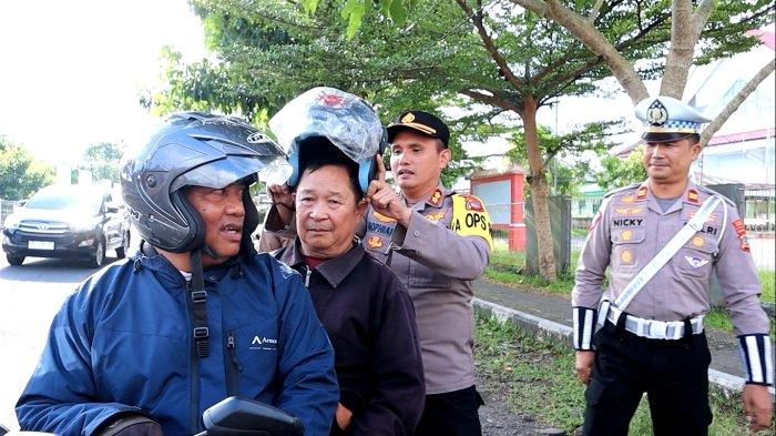 Gelar Operasi Patuh Samrat 2024, Polres Minahasa Sulawesi Utara Bagikan Helm Gratis Kepada Warga