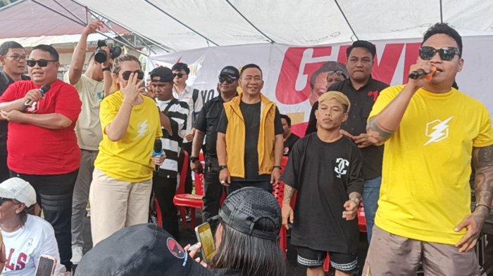 Dua konten kreator Ternama Mex dan Opo, bakar semangat Massa pendukung Geraldi - Erwin saat kampanye tingkat kecamatan di Kelurahan Paceda Kecamatan Madidir Bitung Sulut Sabtu (2/11/2024).
