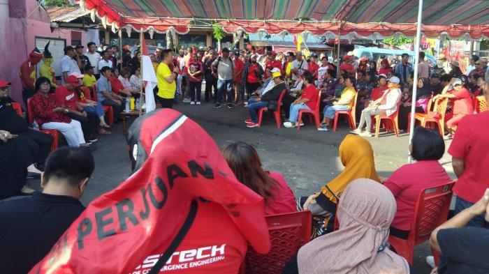 Geraldi dan Erwin saat orasi di kampanya pertemuan terbatas tingkat kelurahan di Kecamatan Aertembaga dan Maesa Bitung.