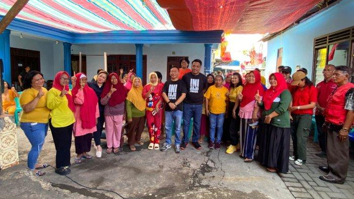 Paslon kepala daerah Bitung Geraldi Mantiri - Erwin Wurangian saat melaksanakan kampanye dialogis, Selasa (15/10/15).