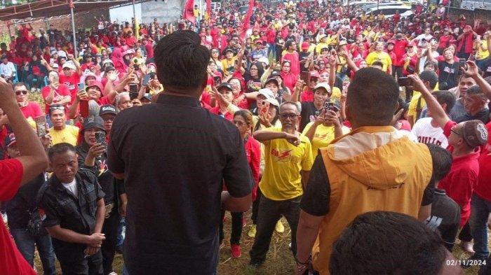 Dua konten kreator Ternama Mex dan Opo, bakar semangat Massa pendukung Geraldi - Erwin saat kampanye tingkat kecamatan di Kelurahan Paceda Kecamatan Madidir Bitung Sulut Sabtu (2/11/2024).