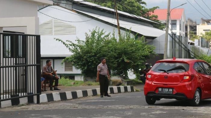 Gerbang pintu masuk utama Universitas Sam Ratulangi (Unsrat) Manado, Sulawesi Utara, Selasa (26/3/2024). (tribunmanado.co.id/Alexander Pattyranie)
