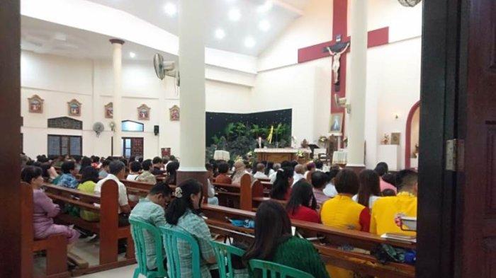 Gereja Katolik Kristus Raja Kotamobagu, Sulawesi Utara, menggelar ibadah Misa Malam Natal, Minggu (24/12/2023).