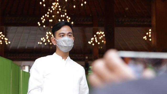 Walikota Surakarta, Gibran Rakabuming Raka menyapa jamaah shalat seusai melaksanakan shalat Idul Fitri 1442 H di Balaikota Surakarta, Kamis (13/5/2021) pagi; Gibran Rakabuming Raka berkunjung ke Manado, Sulawesi Utara, hari ini Sabtu (23/12/2023).