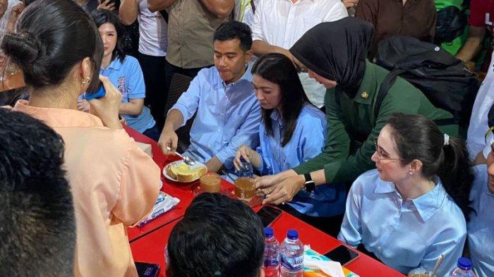 Gibran Rakabuming Raka menikmati kuliner di Jalan Roda atau Jarod, Area Pasar 45, Manado, Sulawesi Utara, Minggu (24/12/2023).