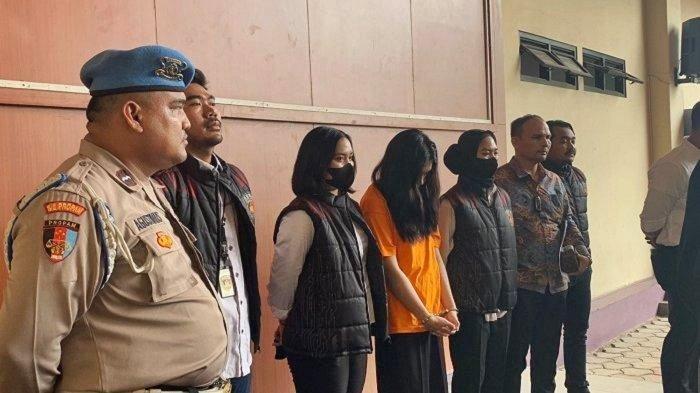 Gischa Debora Aritona jadi tersangka penipuan tiket konser Coldplay di SUGBK Jakarta. Dapat untung Rp 5,1 miliar.
