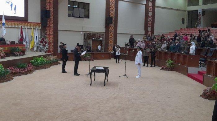 Gubernur Sulawesi Utara, Olly Dondokambey, melantik Abdullah Mokoginta sebagai Penjabat Wali Kota Kotamobagu di Ruang Paripurna DPRD Sulut, Senin (12/8/2024).