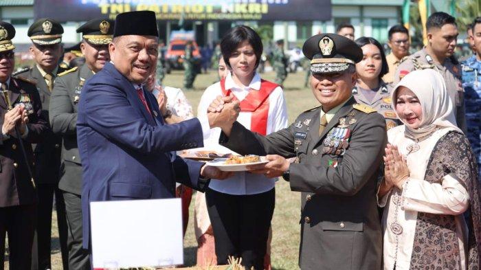 Gubernur Sulawesi Utara, Olly Dondokambey, menghadiri upacara HUT ke-78 Tentara Nasional Indonesia (TNI) di Lapangan Kodam XIII/Merdeka, Kamis (5/10/2023).
