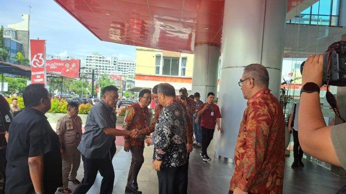Gubernur Sulawesi Utara, Olly Dondokambey selaku PSP tiba di kantor pusat Bank Sulut Gorontalo, Jumat (12/7/2024).