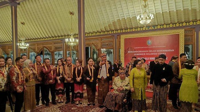 Gubernur Sulawesi Utara (Sulut) Olly Dondokambey beserta istri, Rita Dondokambey mendapat gelar kehormatan dari Keraton Kasunanan Surakarta, Senin (5/8/2024) malam.