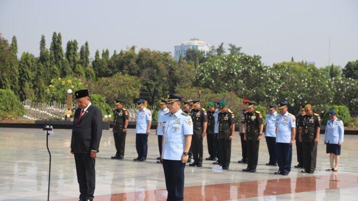 Gubernur Sulawesi Utara Olly Dondokambey memimpin upacara di Taman Makam Pahlawan (TMP) Kalibata Jakarta, Sabtu (16/9/2023).