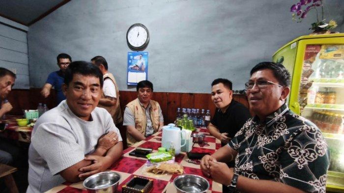 MAKAN - Gubernur Sulawesi Utara Yulius Selvanus Komaling (YSK) menyempatkan diri singgah di salah satu warung makan legend bernama Pong Buri, Rabu (9/6/2025).
