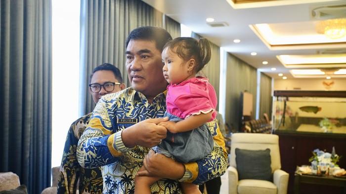 BERTEMU: Gubernur Sulawesi Utara Yulius Selvanus Komaling (YSK) bertemu dengan Abdul Rahman Agu, sang penyelamat bayi korban tragedi KM Barcelona V yang terjadi pada Minggu (20/5/2025).