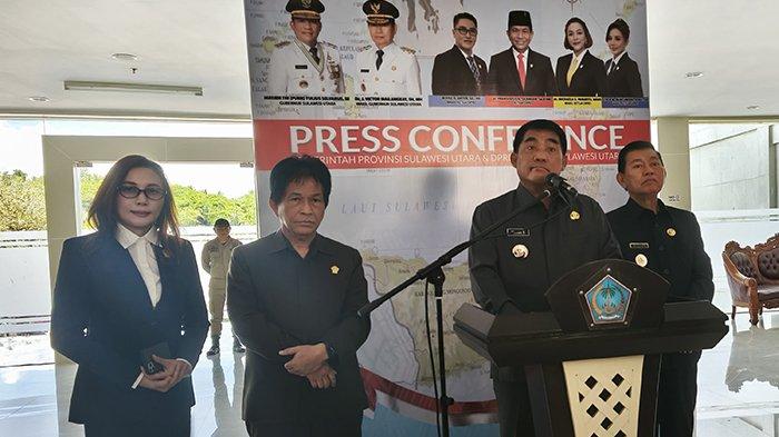 KONFERENSI PERS - Gubernur Sulawesi Utara Yulius Selvanus Komaling (YSK) menanggapi secara serius terkait polemik plang atau papan nama ODSK di Rumah Sakit Umum Daerah (RSUD) Provinsi Tipe B, di Jalan Bethesda No.77, Kleak, Kecamatan Malalayang, Kota Manado. Pada konferensi pers Gubernur Sulut YSK sampaikan sepakat nama RSUD ODSK dilanjutkan. (Rhendi Umar/Tribun Manado)