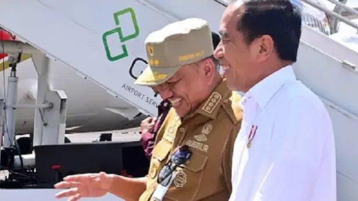 Gubernur Sulut Olly Dondokambey menyambut hangat kedatangan Presiden Jokowi di bandara Sam Ratulangi Manado, Kamis (28/12/2023).