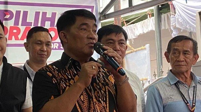 Gubernur Sulut Terpilih Yulius Selvanus Komaling terlihat berkaca-kaca saat konferensi pers bersama awak media di kediamannya jalan Sario Tumpaan, Kota Manado, Sabtu (7/12/2024). Diketahui YSK-Victor telah ditetapkan KPU Sulut sebagai Gubernur-Wakil Gubernur Sulut terpilih dalam Pilkada 2024.