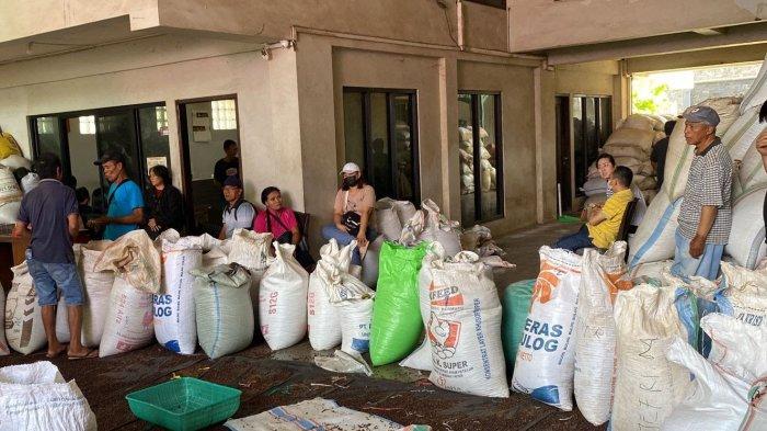 Suasana Tempat Penjualan Cengkih di Gudang Cengkih Wanea Kota Manado Sulawesi Utara, Selasa (29/10/2024).