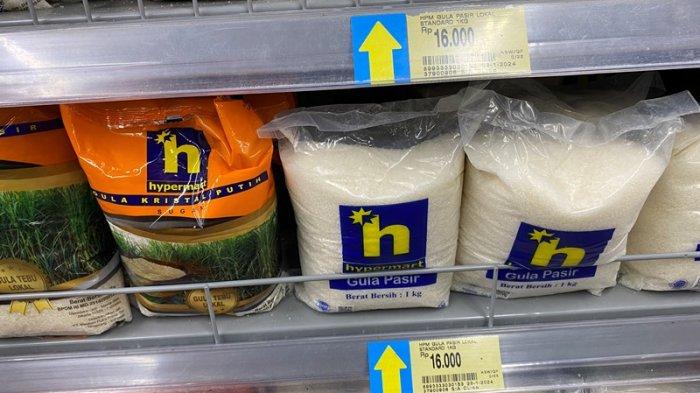 Gula pasir di Pasar Swalayan Manado Sulawesi Utara.