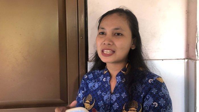 Guru honorer pelajaran Agama Kristen di SDN 10 Malaka Jaya, Adetia Novitasari.