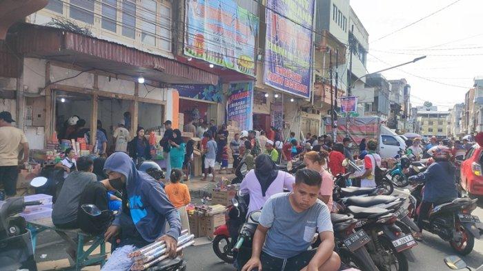Api Mabrah H-1 Tahun Baru 2023, Warga Manado Sulawesi Utara Ramai Berburu Kembang ...