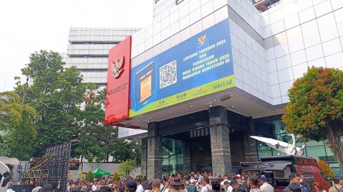 NOBAR SIDANG: Halaman depan kantor MK jadi arena nobar sidang putusan perkara Perselisihan Hasil Pemilu (PHP), Selasa-Rabu 4-5 Februari 2025. Ada 310 perkara PHP yang diputus MK.