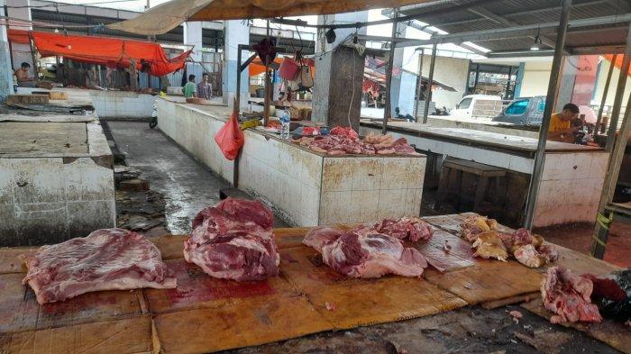 Harga Daging Babi di Pasar Karombasan Manado Sulawesi Utara, Jumat (21/6/2024).