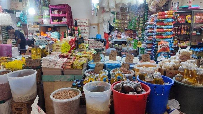 Harga Minyak Goreng dan Gula di Pasar Bersehati Manado Sulawesi Utara