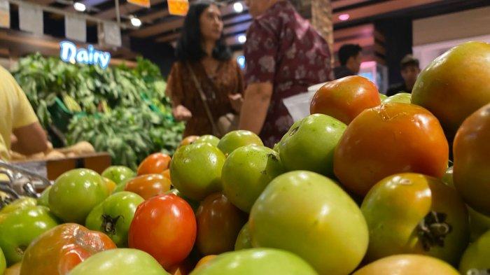 Potret Tomat di FreshMart Bahu Manado Sulawesi Utara.
