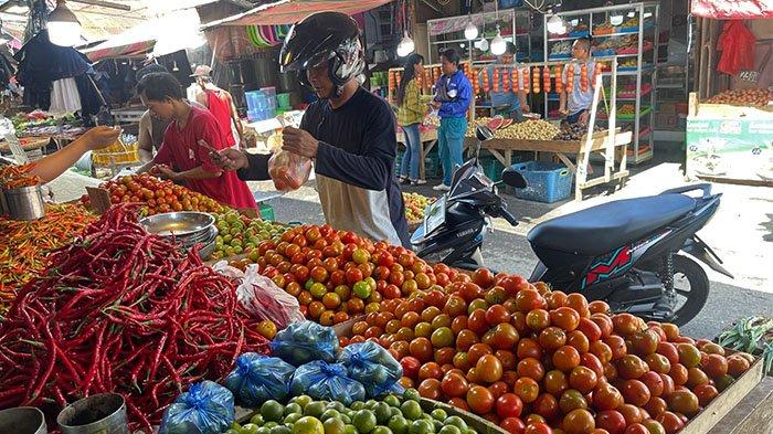 Barito - Harga cabai di Pasar Girian Kota Bitung Sulawesi Utara selang empat hari terakhir naik di angka rp 80 ribu per kilo