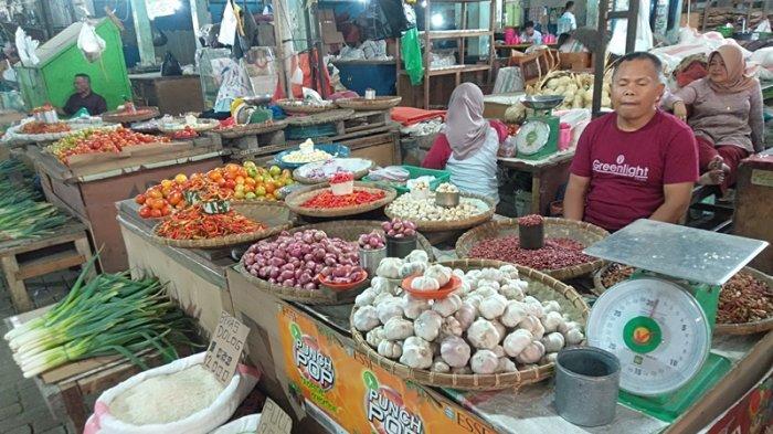 Harga cabai rawit naik dua kali lipat di Pasar 23 Maret, Kotamobagu, Sulawesi Utara, Minggu (8/10/2023).