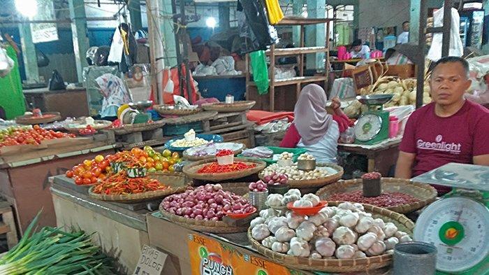 Harga cabai rawit di Pasar 23 Maret Kotamobagu Sulawesi Utara naik hampir dua kali lipat dan dikeluhkan pedagang, Minggu (8/10/2023).