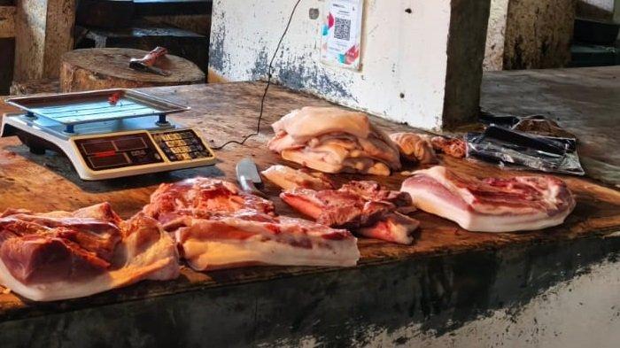 DAGING BABI: Harga daging babi di Manado, Provinsi Sulawesi Utara (Sulut) yang mengalami penurunan. Pantauan di Pasar Bersehati Manado pada kemarin Rabu (11/6/2025).