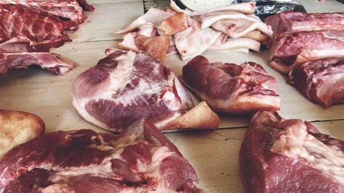 DAGING BABI - Harga daging babi di Pasar Beriman Tomohon, Sulut, mengalami penurunan, Rabu (14/5/2025). Kini per kilogram dijual Rp100 ribu, turun Rp20 Ribu. Sebelumnya dijual Rp120 ribu. Penjual dan pembeli puas.