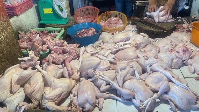 Harga daging sapi dan ayam masih stabil di Pasar Bersehati Manado, Sulut, Selasa (29/7/2025)
