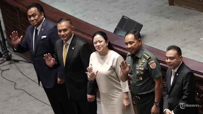 Potret Ketua DPR Puan Maharani bersama Wakil Ketua DPR Sufmi Dasco Ahmad, Lodewijk Freidrich Paulus dan Rachmat Gobel berfoto bersama Calon Panglima TNI Jenderal TNI Agus Subiyanto pada Rapat Paripurna DPR RI ke-9 Masa Persidangan II Tahun Sidang 2023-2024 di Gedung Nusantara II, Komplek Parlemen, Senayan, Jakarta, Selasa (21/11/2023). Paripurna DPR RI menyetujui Jenderal TNI Agus Subiyanto sebagai Panglima TNI menggantikan Laksamana TNI Yudo Margono. Harta Kekayaan Jenderal YNI Agus Subiyanto yang resmi disahkan DPR RI sebagai Panglima TNI, gantikan Laksamana Yudo Margono. Agus tak memiliki utang.
