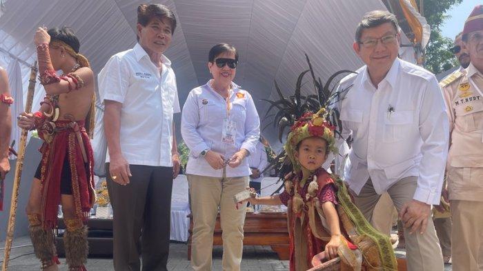 Hashim Djojohadikusumo Wakil ketua Dewan Pembina Partai Gerindra foto bersama penari kabasan cilik di Bitung Sulawesi Utara (Sulut), Sabtu (4/11/2023).