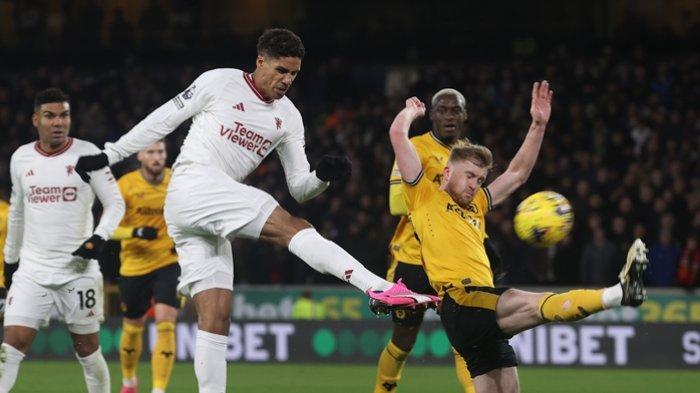 Hasil Wolves vs Manchester United 3-4: Varane saat menendang bola di depan gawang Wolves.