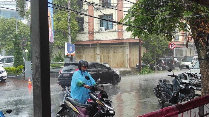 Hujan guyur Manado, Selasa (17/10/2023) siang.