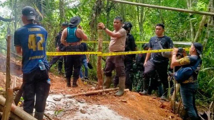 ILEGAL - Lubang-lubang tambang emas di Desa Mengkang, Kecamatan Lolayan, Kabupaten Bolaang Mongondow, Provinsi Sulawesi Utara ditutup belum lama ini. Pada Minggu 25 Mei 2025, Kapolres Kotamobagu AKBP Irwanto menegaskan bahwa tindakan tegas ini diambil untuk menghentikan seluruh aktivitas penambangan ilegal di kawasan hutan konservasi yang masuk dalam wilayah taman nasional Bogani Nani Wartabone.