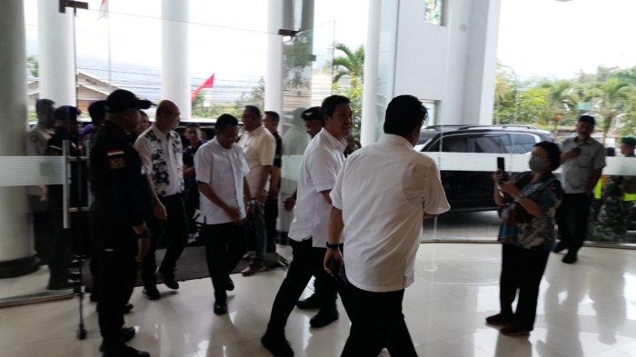 Calon Gubernur Sulawesi Utara nomor urut 3, Steven Kandouw, tiba di Kantor Sinode GMIM Tomohon untuk mengikuti ibadah pengutusan calon kepala daerah, Kamis (7/11/2024).