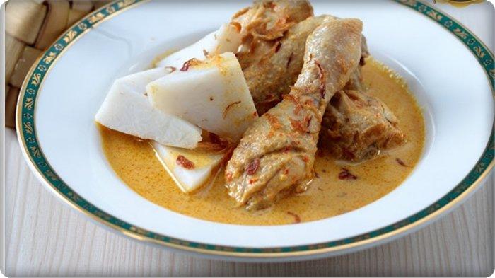 Proses memasak opor ayam dengan santan yang kental