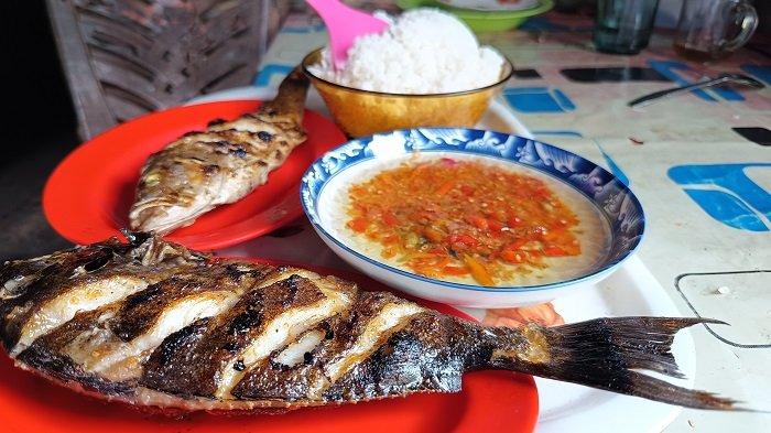 Ikan bakar di Pantai Sondana, Kecamatan Bolaang Uki, Kabupaten Bolsel, Sulawesi Utara (Sulut).