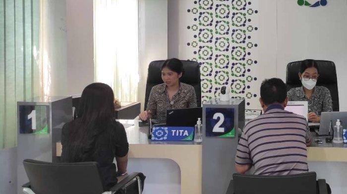 Ilustrasi - Suasana pelayanan peserta JKN di kantor BPJS Kesehatan Cabang Manado.