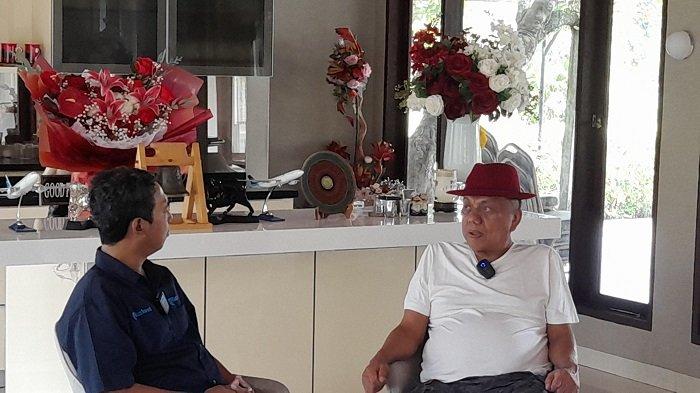 CERITA: Olly Dondokambey saat berbicara dengan Pemred Tribun Manado Jumadi Mappanganro Selasa (18/2/2025) di kediamannya di Desa Kolongan, Kecamatan Kalawat, Kabupaten Minut, Provinsi Sulut.
 